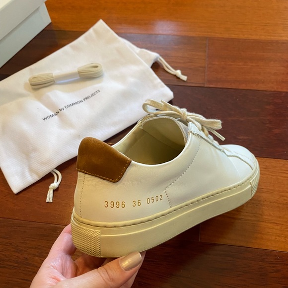 White sneaker by Woman by Common Project with brown suede detail in the back - Picture 6 of 7